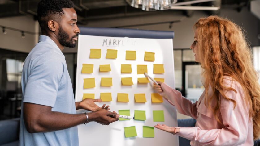 How do we properly distinguish between emphasizing growth marketing vs. growth hacking? Here's a quick guide to help you market with clarity.